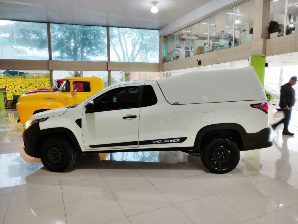 Capota de fibra para Fiat Strada, modelo furgão sem vidros.